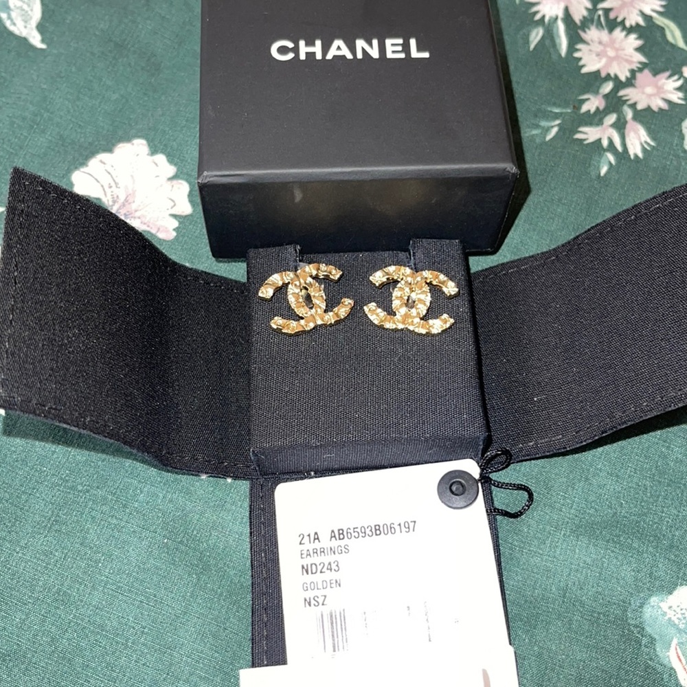 Chanel Earrings (Gold)
